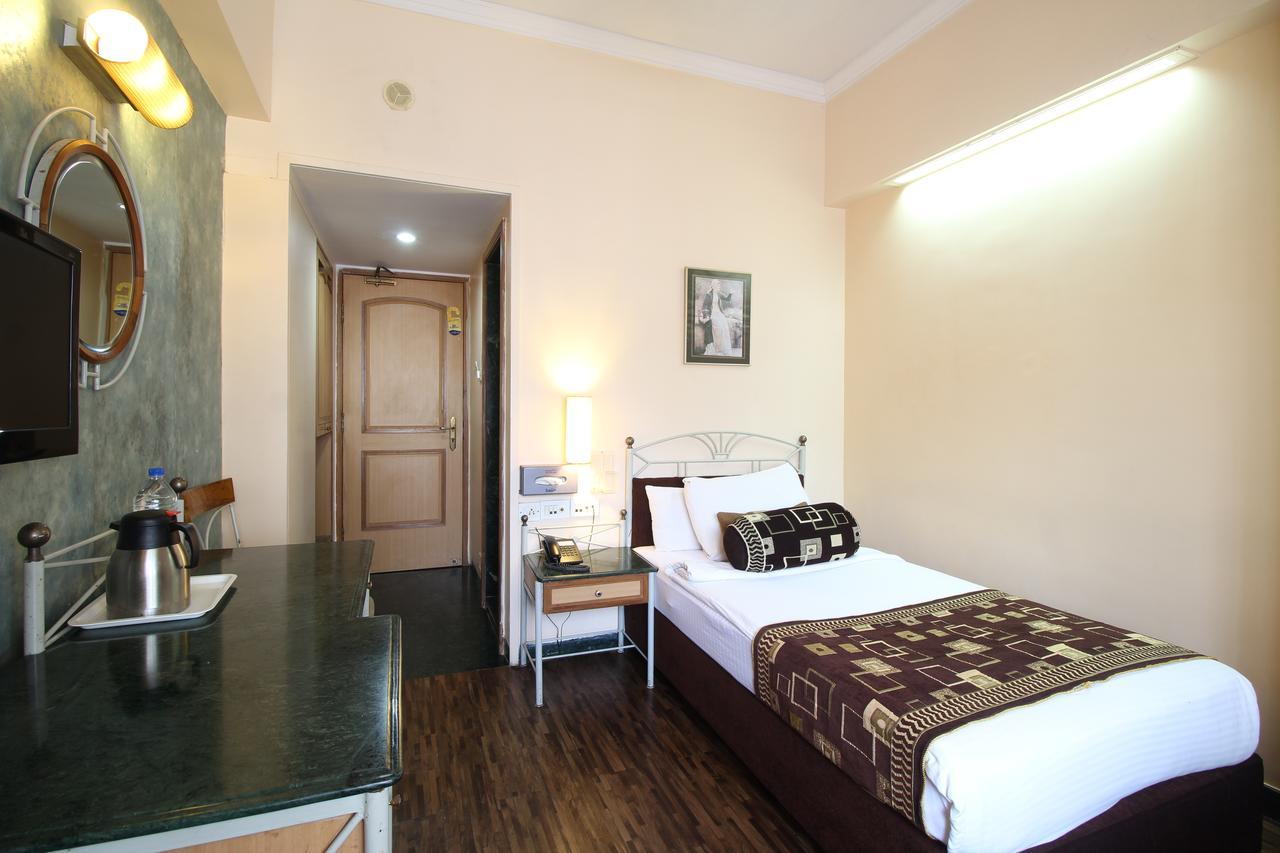 Hotel Gurukripa Daman Luaran gambar
