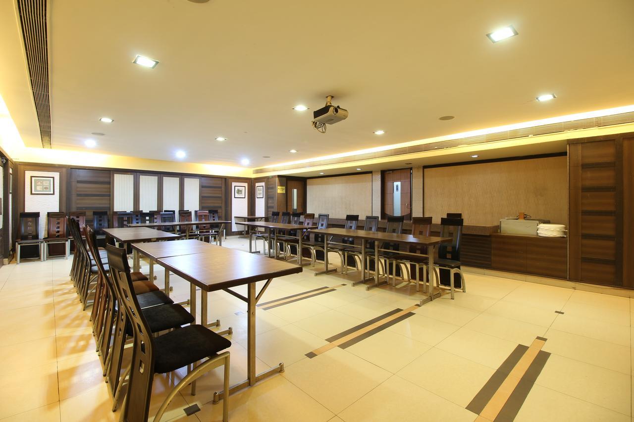 Hotel Gurukripa Daman Luaran gambar