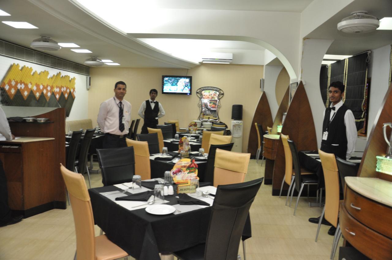 Hotel Gurukripa Daman Luaran gambar