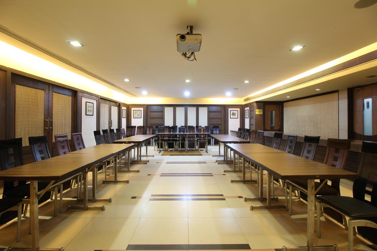 Hotel Gurukripa Daman Luaran gambar