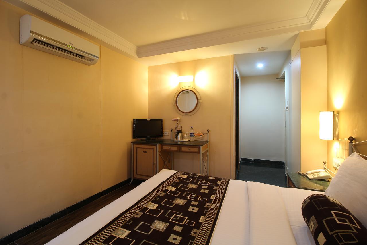 Hotel Gurukripa Daman Luaran gambar