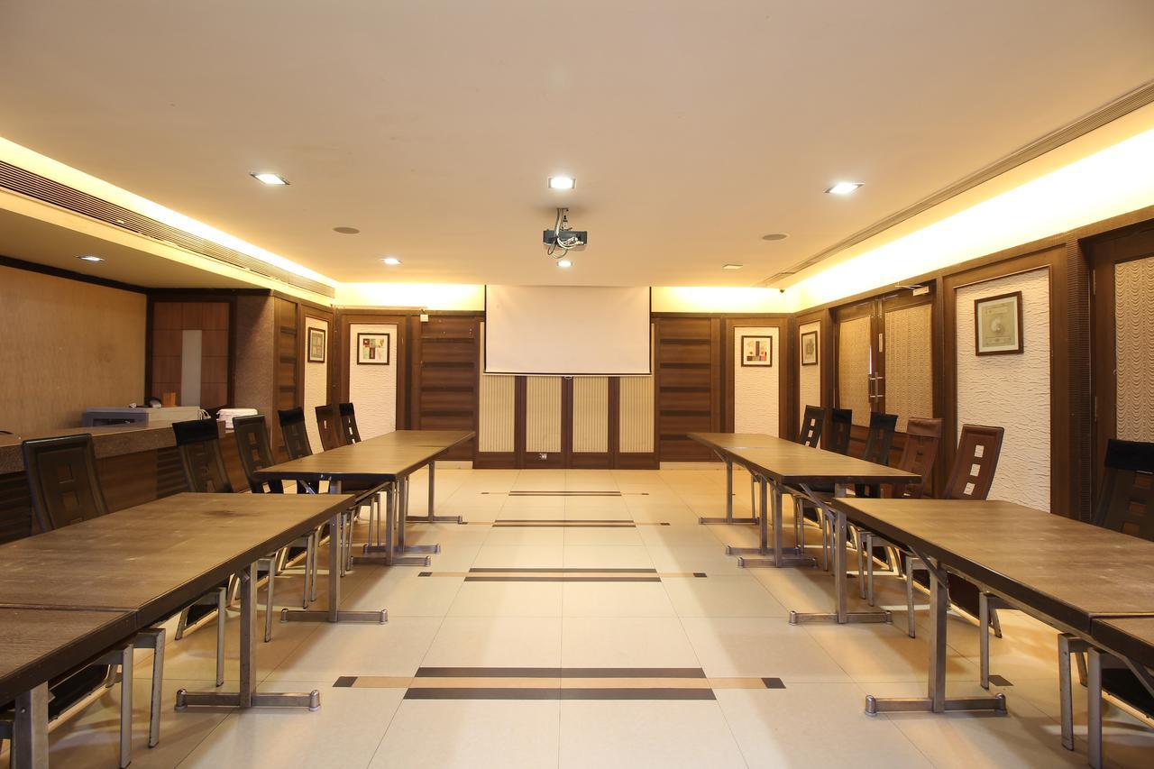 Hotel Gurukripa Daman Luaran gambar