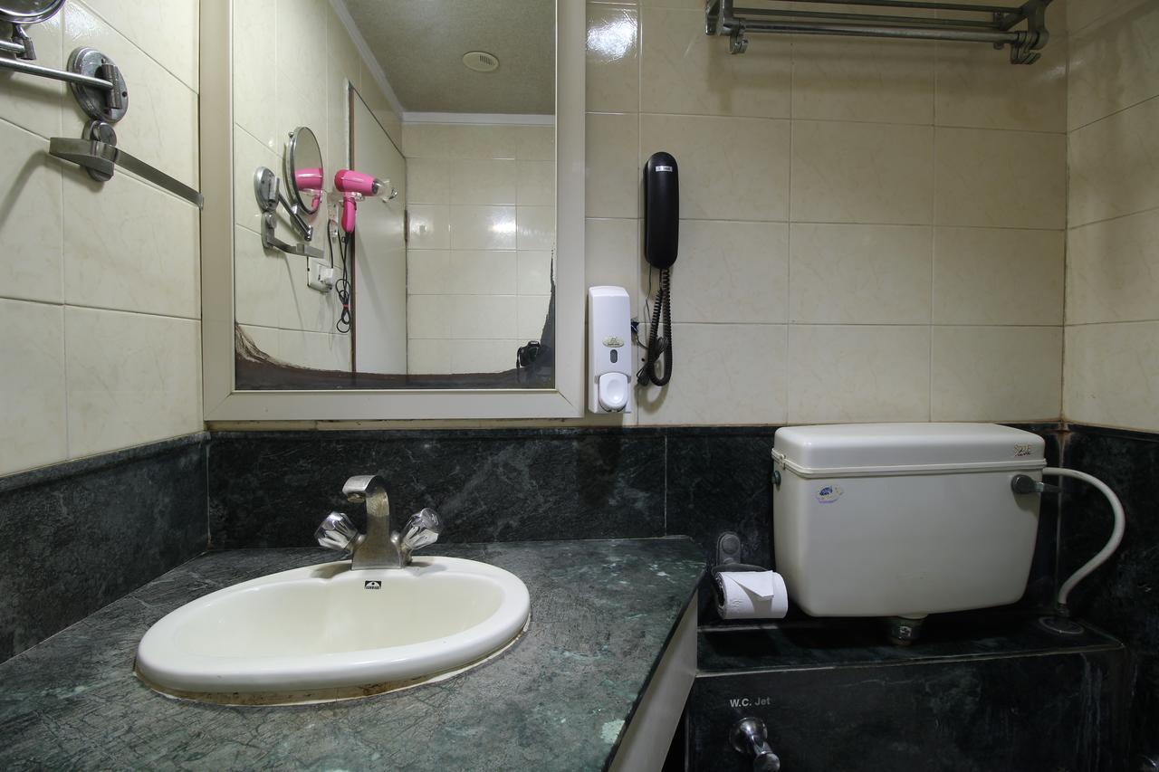 Hotel Gurukripa Daman Luaran gambar