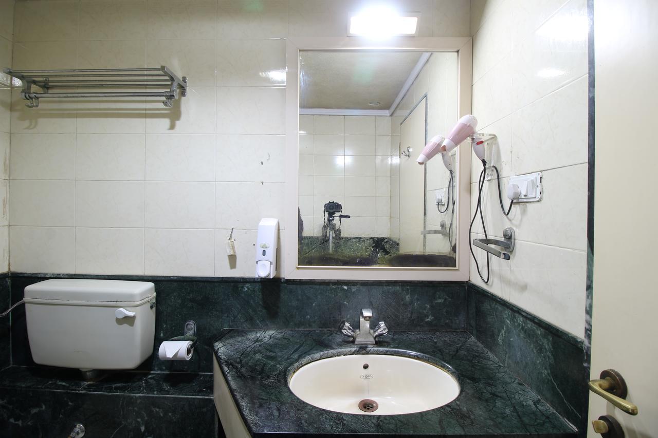 Hotel Gurukripa Daman Luaran gambar