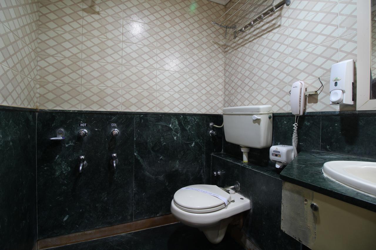 Hotel Gurukripa Daman Luaran gambar