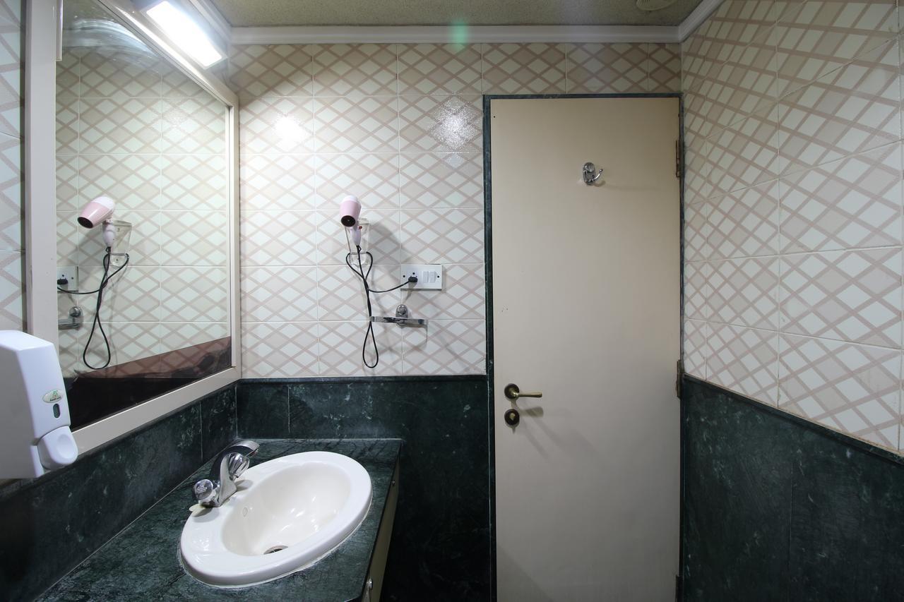 Hotel Gurukripa Daman Luaran gambar