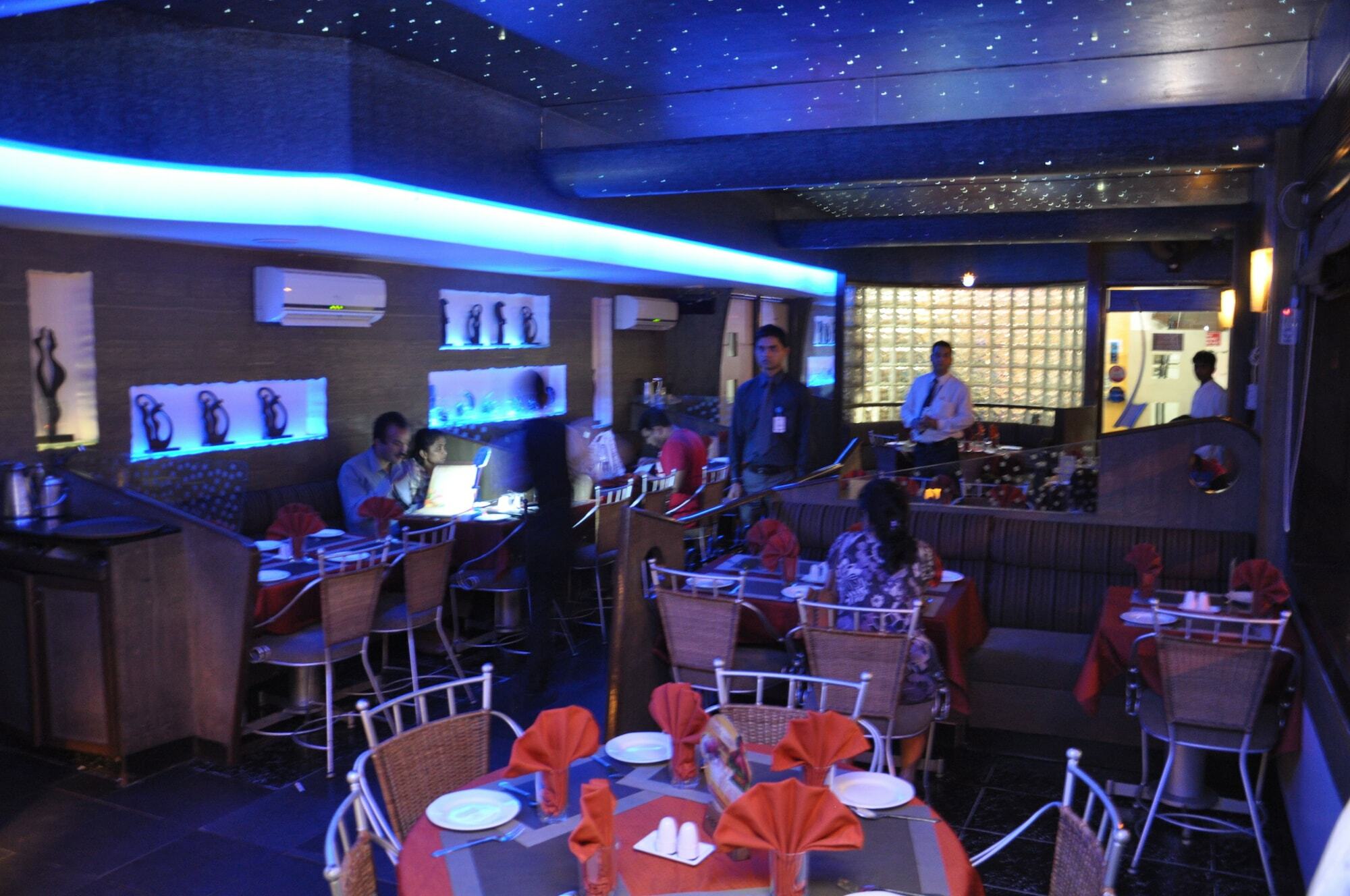 Hotel Gurukripa Daman Luaran gambar